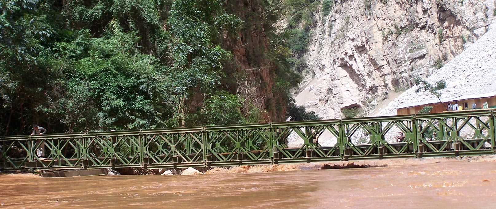 Ocelový most přes řeku Pudu v okrese Luquan, Yunnan