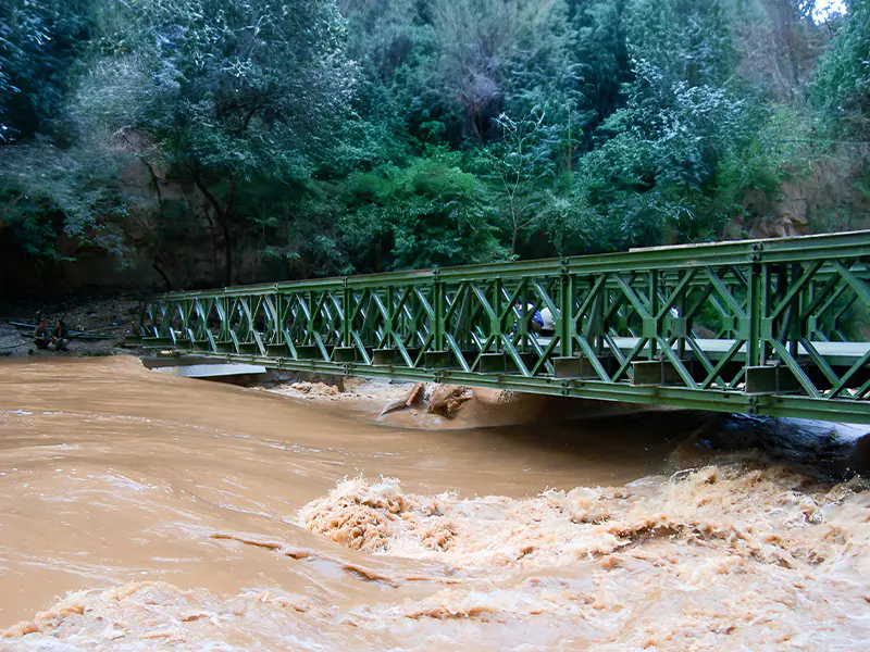 Ocelový most přes řeku Pudu v okrese Luquan, Yunnan